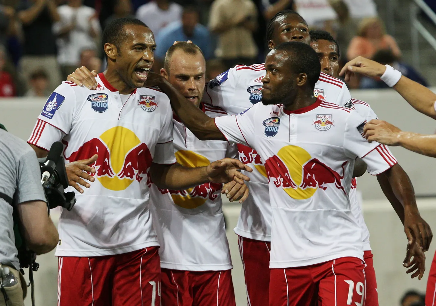 Thierry Henry (vasakul) ja Joel Lindpere (vasakult teine) meeskonnakaaslastega