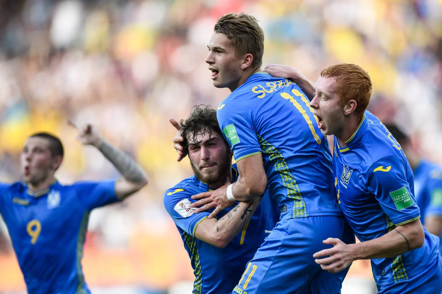 Ukraina U-20 koondis väravat tähistamas.