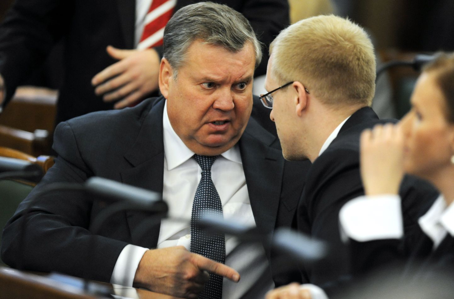 2014. gada foto: 12.Saeimas deputāti Jānis Urbanovičs (no kreisās) un Andrejs Elksniņš 12.Saeimas pirmās sēdes pārtraukumā.