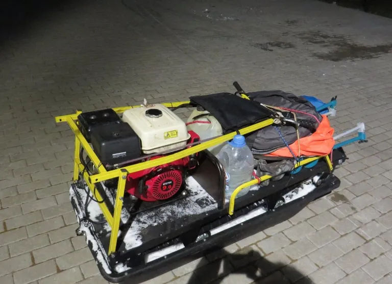Foto motokoerast, mille slepis olnud kahel kelgul mehed ebaseaduslikult ajutist kontrolljoont ületasid.