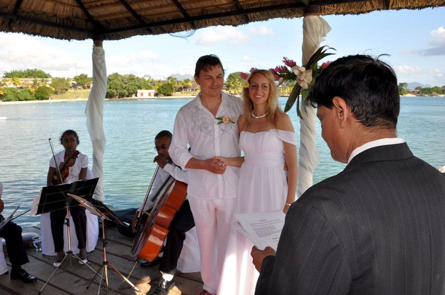Ajakirjanik Pamela Parts ja Järva Teataja fotograaf Andrus Eesmaa registreerisid abielu küll Eestis, kuid pidasid pulmatseremooniat Mauritiusel, sest tahtsid midagi erilist kogeda.
