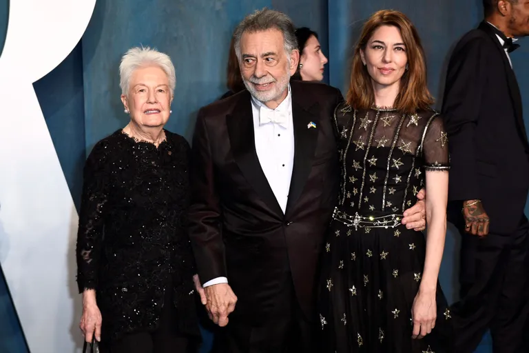 Kopolu kinoģimene: Frānsiss Fords ar sievu, dokumentālā kino režisori Eleonoru un kinorežisori, producenti Sofiju. Žurnāla "Vanity Fair" organizētā pieņemšana pēc "Oskaru" pasniegšanas ceremonijas 2022. gadā.