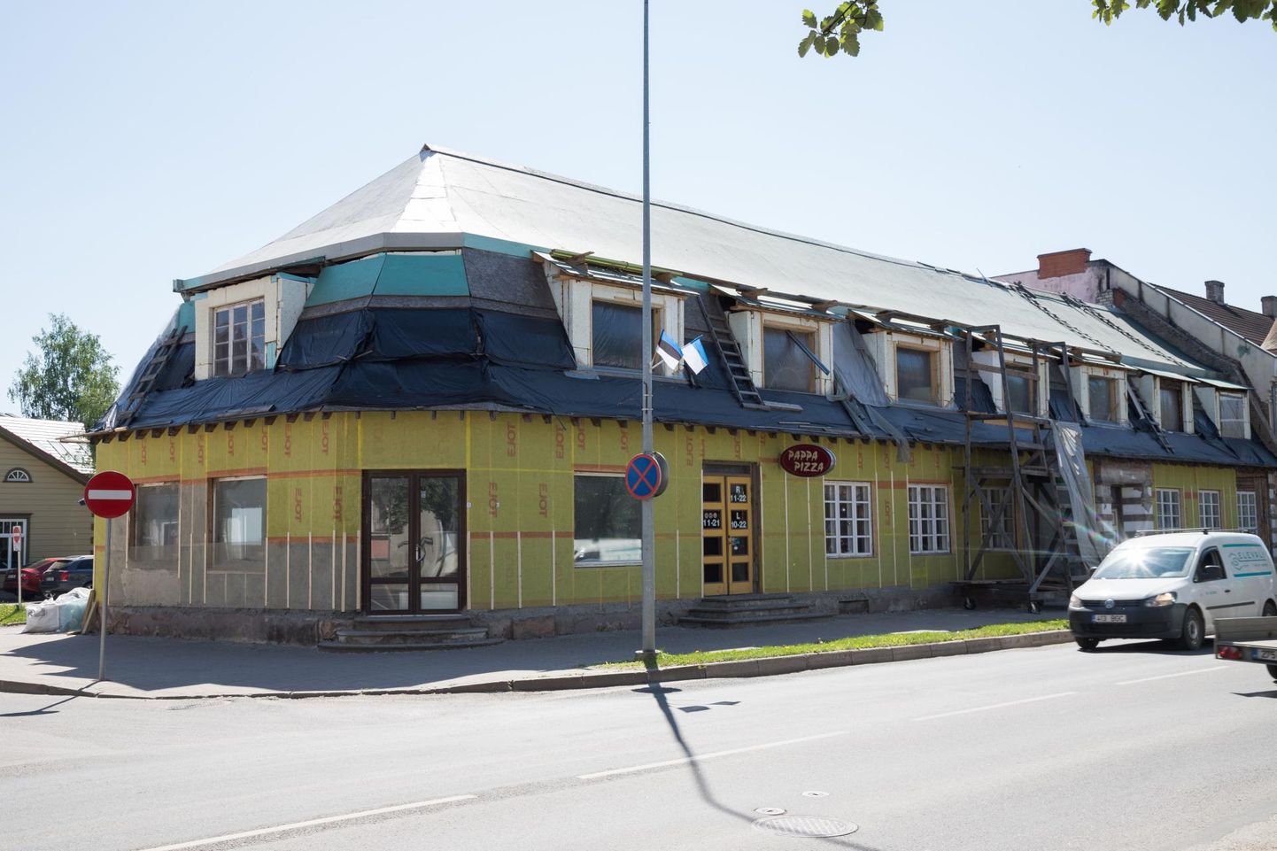 Eelmisel aastal ehitusloa kaotanud Tallinna ja Tartu tänava nurgal asuv maja võib lõpuks uue näo saada.