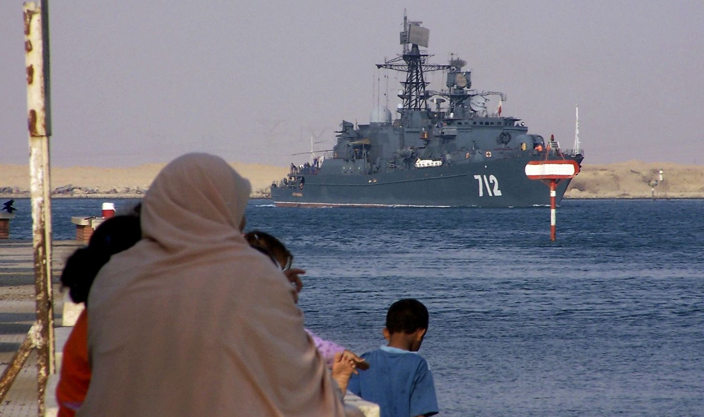 Vene sõjalaevastiku fregatt Neustrašimõi läbimas Suessi kanalit.