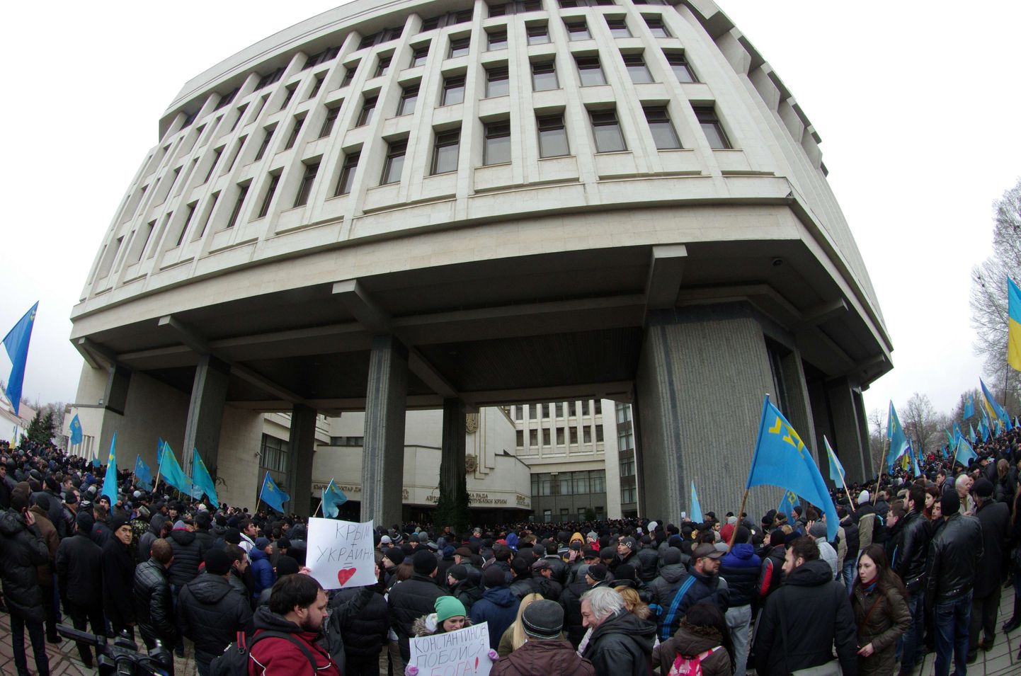 Simferopoli parlamendi ette kogunes täna hulgaliselt nii venemeelseid kui Ukraina uut vahevalitsust toetavaid meeleavaldajaid.