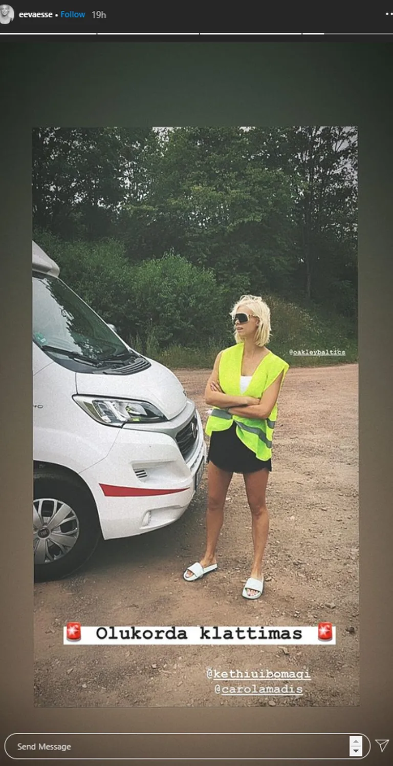 Ajakirjanik Eeva Esse pärast avariid «olukorda klattimas».