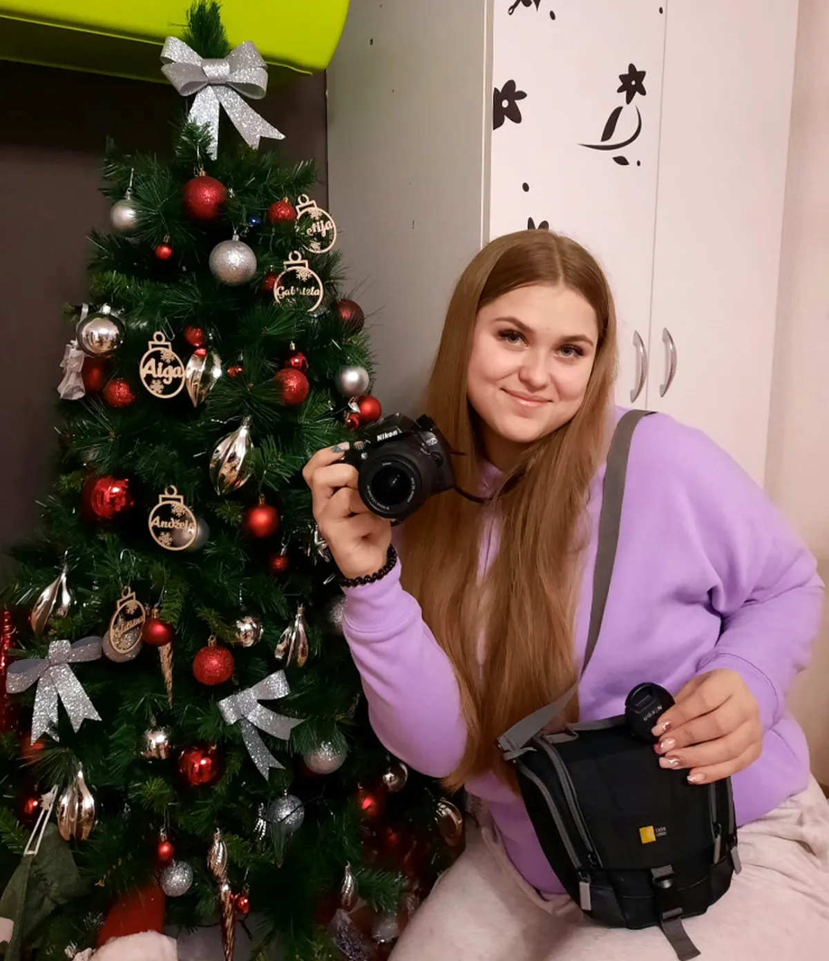 Meitene ļoti mīl fotogrāfēt - īpaši bērnus un dabu. Tagad viņai būs savs fotoaparāts ar objektīvu, kas nācis no tikpat kaislīga fotogrāfa rokām.