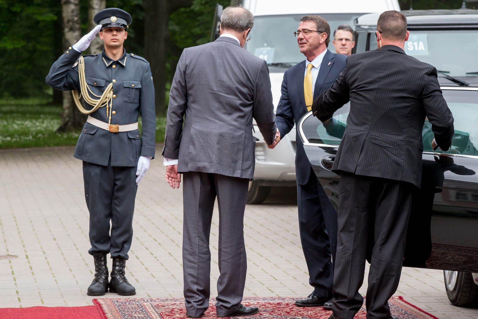 President Toomas Hendrik Ilves kohtus täna Kadriorus Eestis visiidil viibiva Ameerika Ühendriikide kaitseministri Ashton Carteriga.