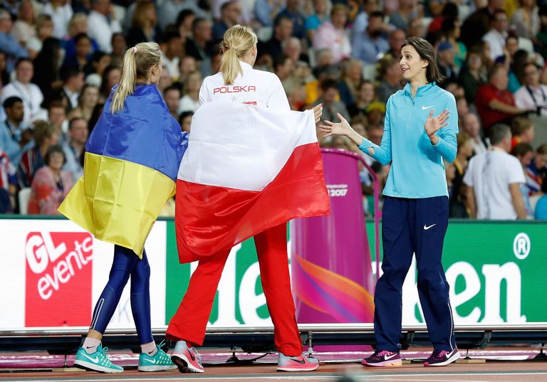 Suvel Londonis peetud kergejõustiku MMil said kõrgushüppes hõbe- ja pronksmedali võitnud Julia Levtšenko ja Kamila Licwinko juubeldada vastavalt Ukraina ja Poola lipuga. Maailmameistriks tulnud venelannal Maria Lasitskenel (paremal) seda võimalust polnud.