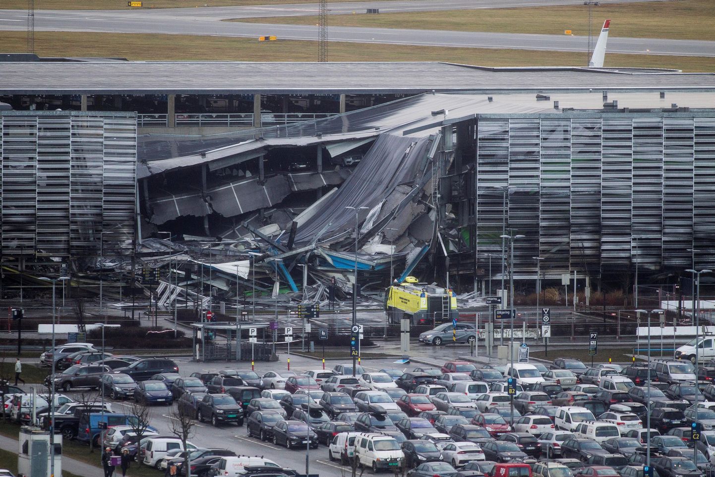 Stavangeri lennujaama kokkukukkunud parkimismaja.