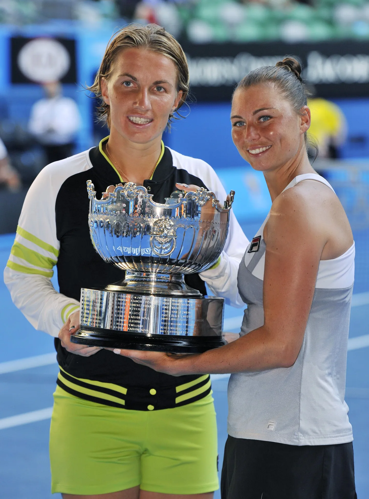 Светлана Кузнецова (слева) и Вера Звонарева с трофеем Australian Open.
