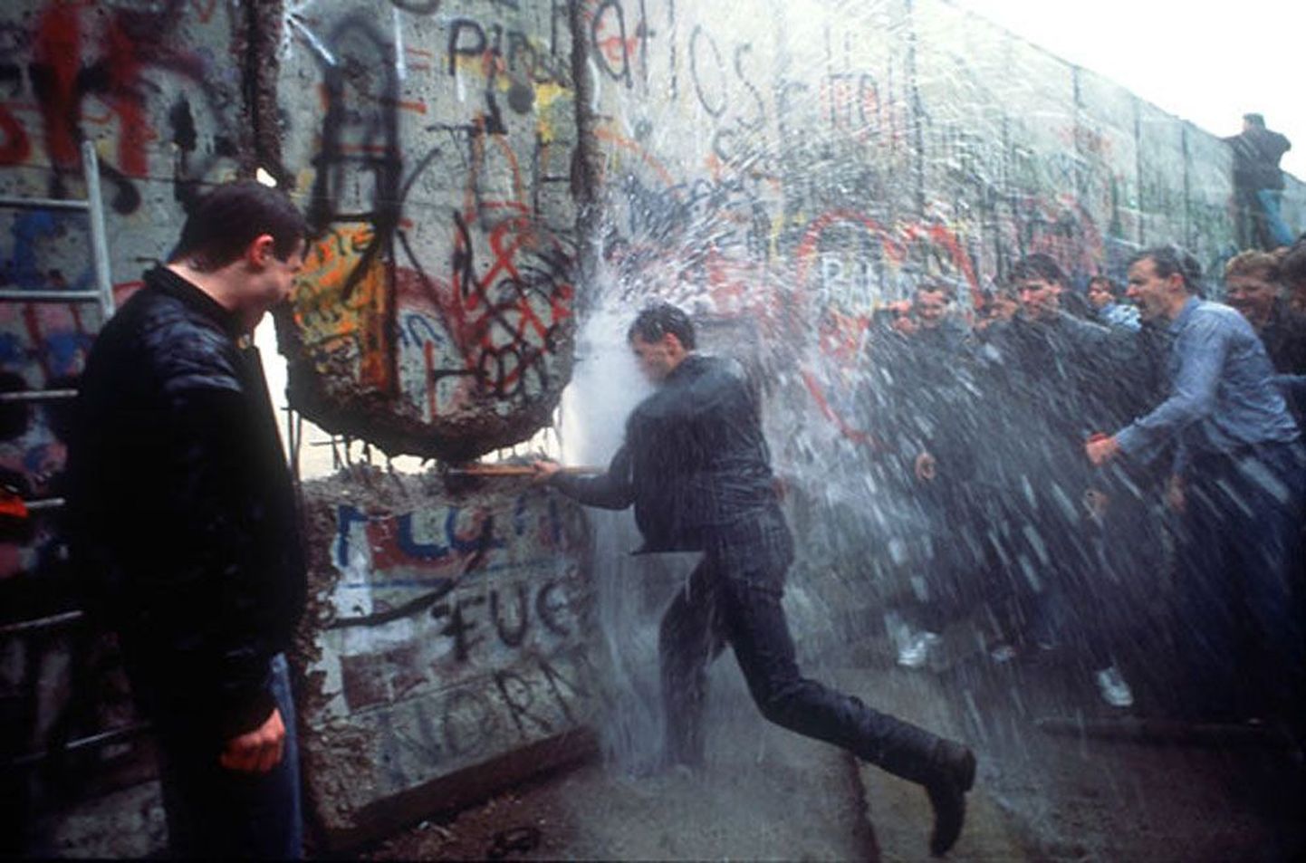 Падение Берлинской стены. 9 ноября 1989 года немцы разрушили стену, разделявшую народ около 30 лет. Позже Берлинская стена стала символом освобождения всей Восточной Европы.