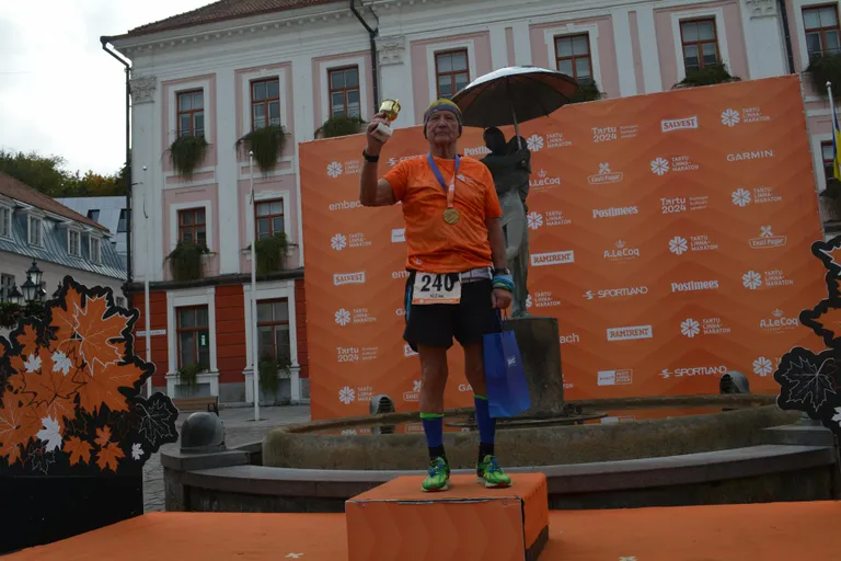 M80 klassi võit läks Põlvamaa spordihingele Ilmar Tagelile. Mees täitis ka oma eesmärgi: joosta vanuseklassi kõigi aegade teine tulemus 42-kilomeetrisel distantsil.