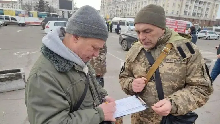 Задача мобилизовать граждан в основном возложена на ТЦК. Сотрудники этих учреждений часто вынуждены забирать подлежащих мобилизации прямо с улиц.