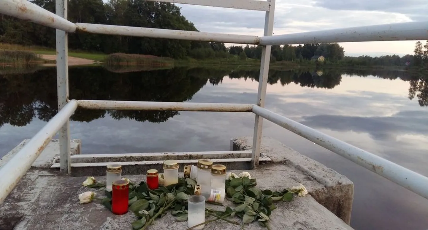 Külitsele Ropka paisjärve juurde toodi suvel küünlaid uppunud noormehe mälestuseks.