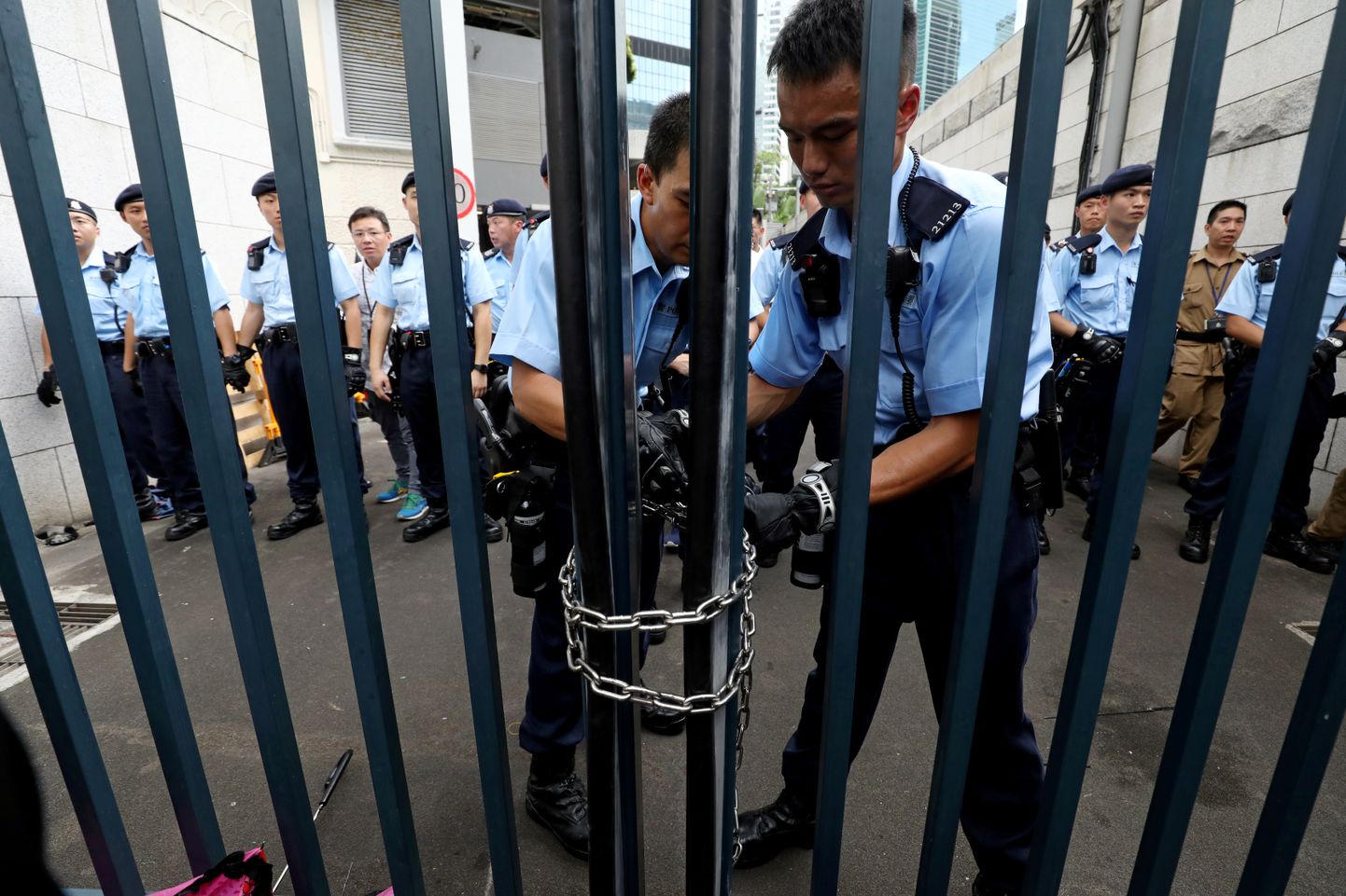 Politseinikud lukustavad politsei peakorteri värava, et takistada meeleavaldajatel sisse tormamist.