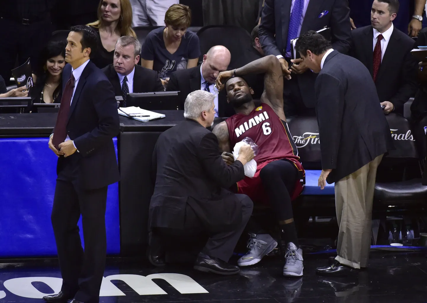 LeBron James pidi otsustavaid minuteid krampide tõttu pingilt jälgima.