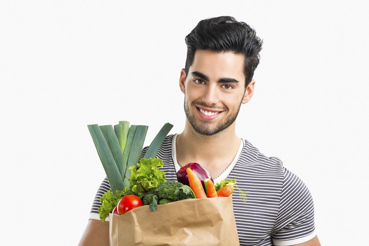 Привлекательный мужчина с пакетом овощей. Иллюстративное фото.