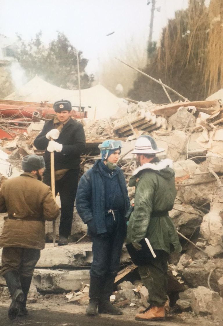 Георгий Шабад (в синем) и командир британских спасателей Пол Бернс (в зеленом) на руинах Спитака в 1988 году.