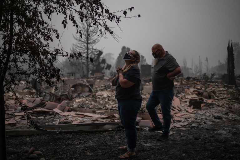 Oregoni õpetaja Tracy Koa ja ta elukaaslane David Tanksley vaatamas oma mahapõlenud maja.