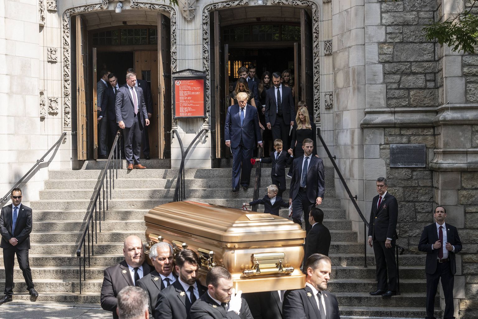 Ivana Trumpi kirst kanti 20. juulil 2022 New Yorgis Manhattanil asuvast katoliku kirikust välja, pandi autole ja sõidutati New Jersey osariigis Bedminsteris asuvale Trump Nationali golfiklubi kalmistule, kuhu Ivana maeti