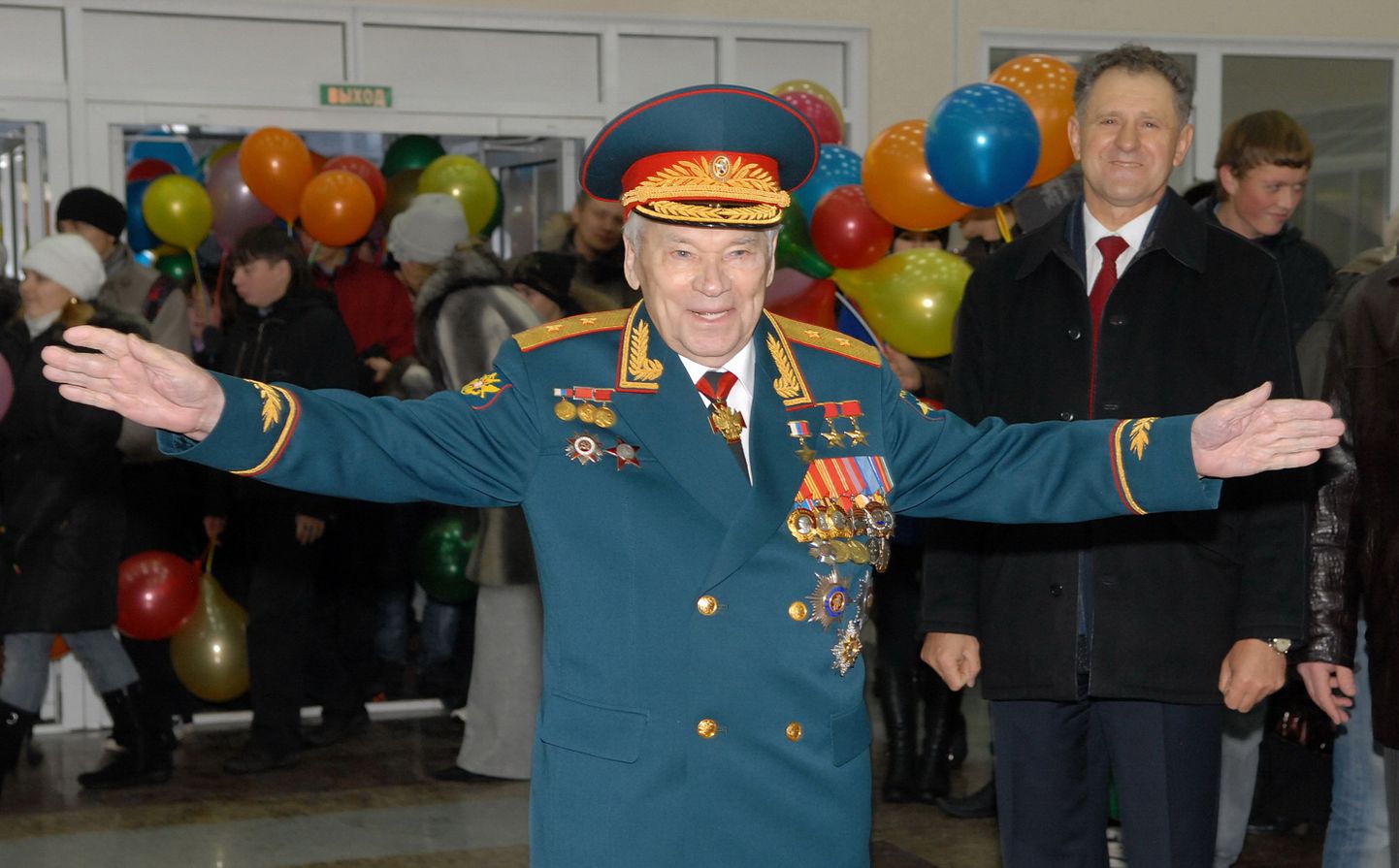 Mihhail Kalašnikov aastal 2009, mil ta tähistas 90. sünnipäeva.
