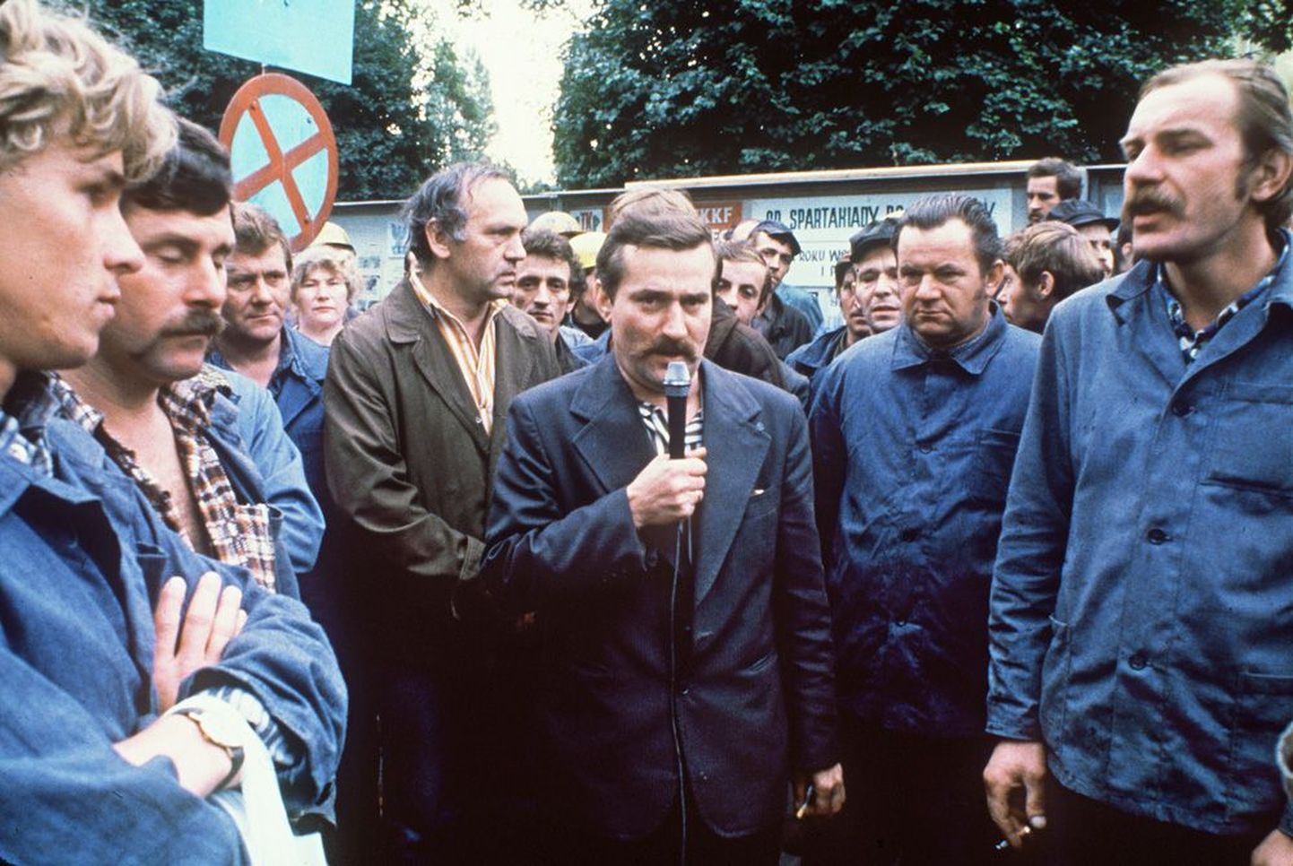 Лех Валенса (с микрофоном) 30 августа 1980 года в Гданьске на судоверфи имени Ленина передает рабочим сообщение о том, как идут переговоры профсоюзов с коммунистическим правительст­вом Польши. 18-дневная забастовка кораблестроителей на следующий день завершилась победой «Солидарности».