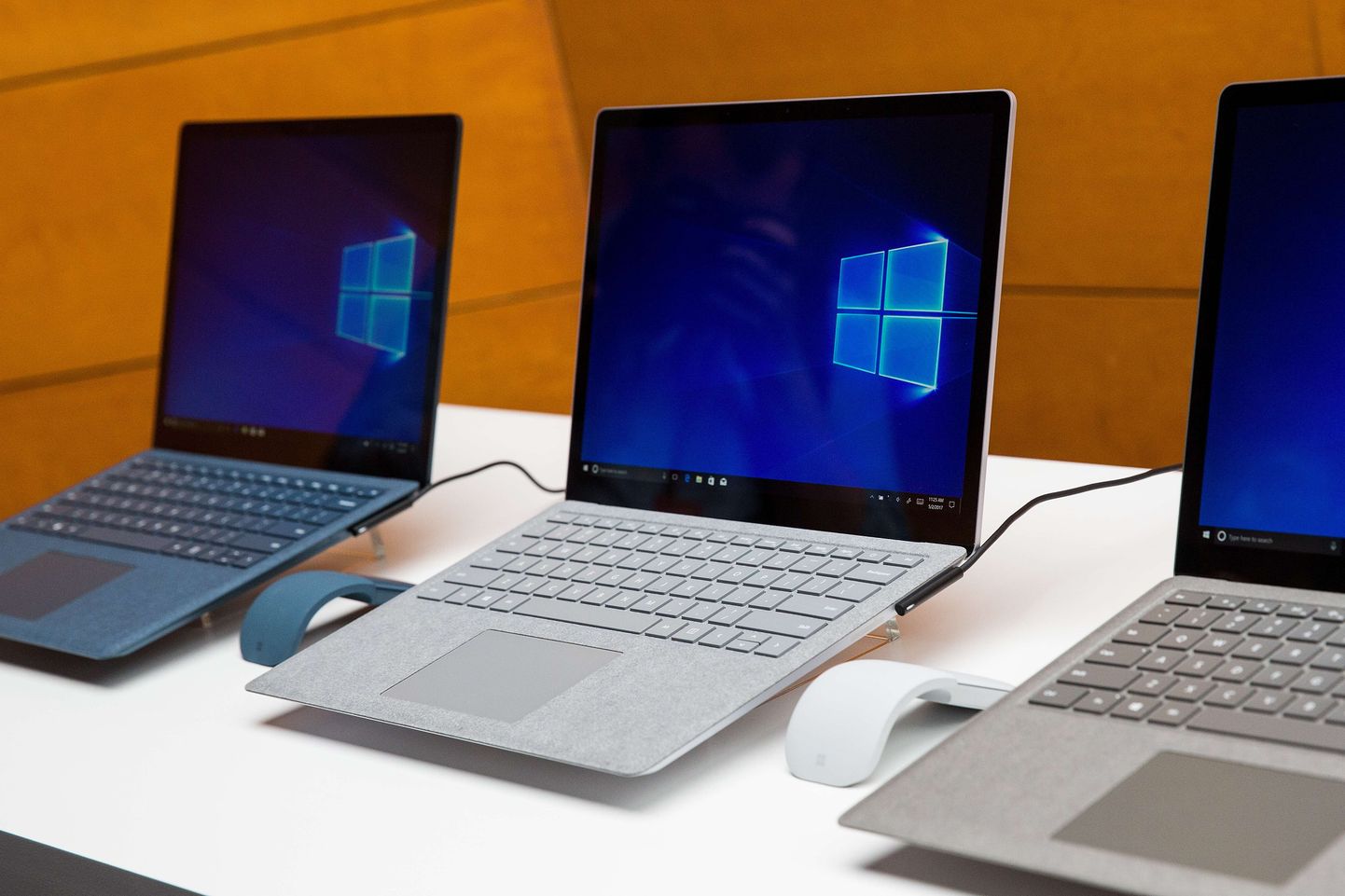 Ноутбуки Surface компании Microsoft.