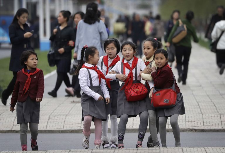 Koolitüdrukud Pyongyangis.