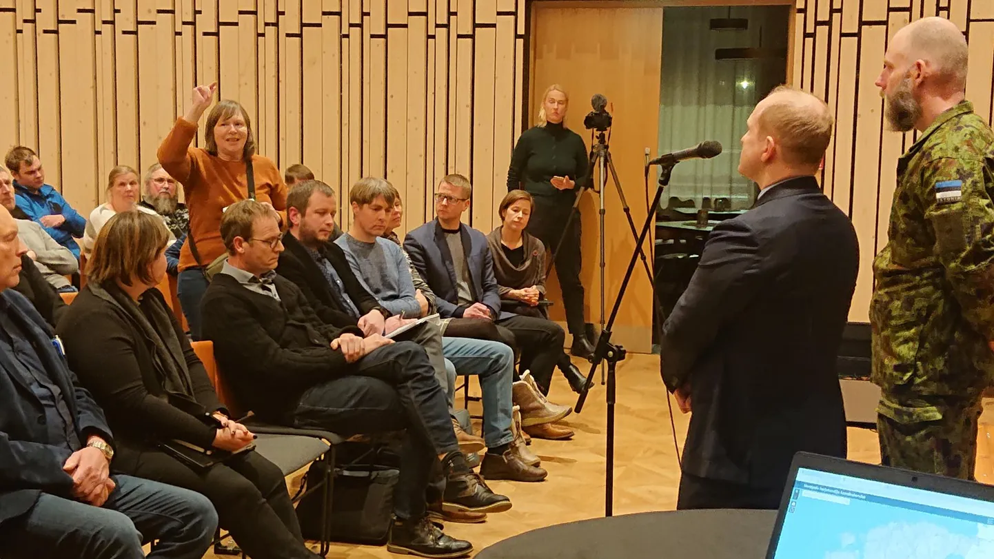 Rahvakoosolekule tulnud inimesi huvitas nii nende kinnisvara saatus kui elu edasine kulg laiemalt, sest keegi ei tea, mida polügooni laiendamine neile kaasa toob.