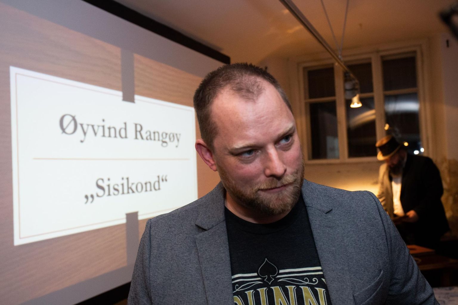Øyvind Rangøy esimese raamatu pealkiri on «Sisikond», sest see oli esimene eestikeelne sõna, mille ta ära õppis, ja ühtlasi esimene eestikeelne sõna, mille ta ütles oma eestlasest abikaasale.