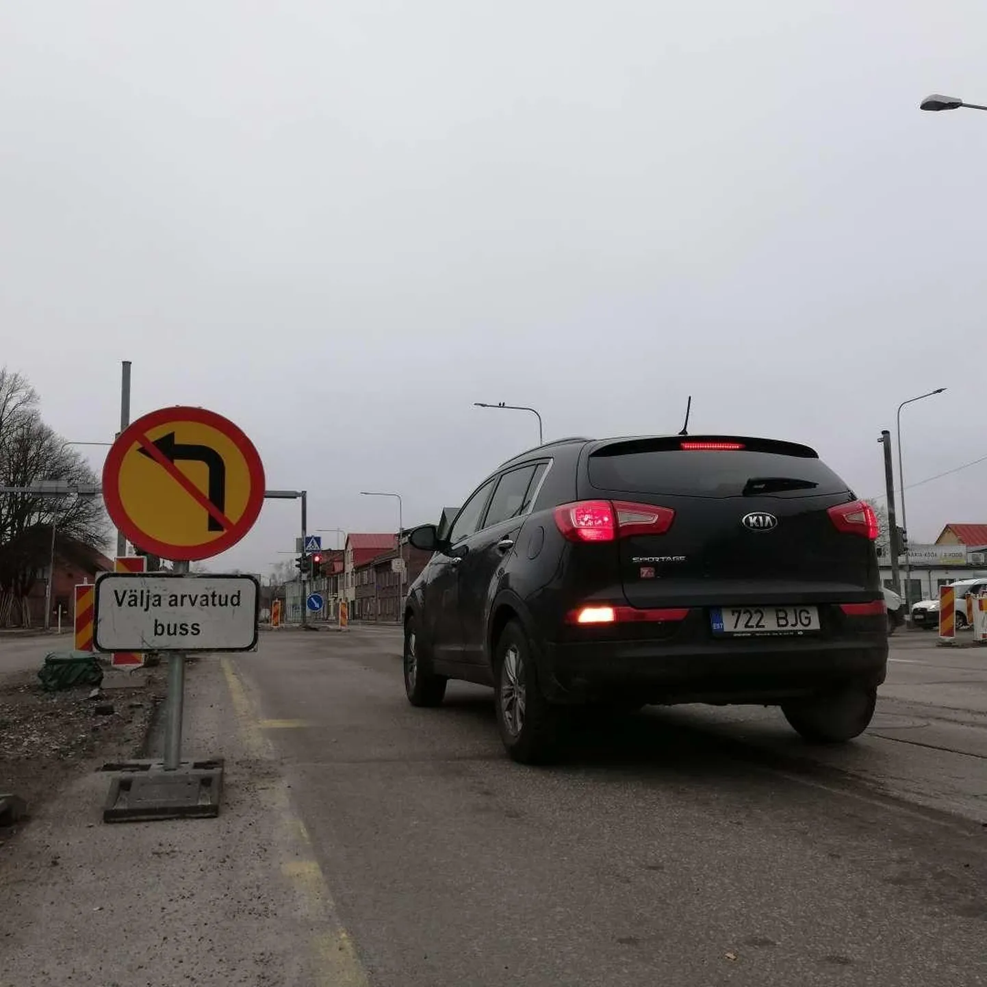Kuigi ristmikul on vasakpööre keelatud kõigis sõidusuundades ja erand kehtib vaid bussidele ja operatiivsõidukitele, pöörasid paljud juhid vähemalt eile 16.30 aegu iga fooritsükli ajal riburada pidi Tallinna maanteelt Jannseni uulitsale.