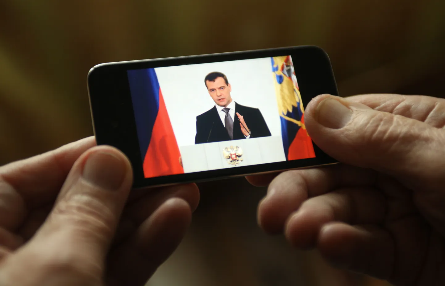Vene president Dmitri Medvedev riigiduuma saadikute ees iPodi ekraanilt vaadatuna.