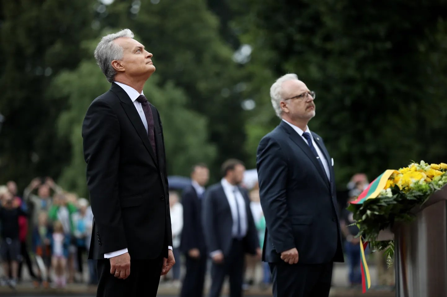 Valsts prezidents Egils Levits (no labās) un Lietuvas prezidents Gitans Nausēdas ziedu nolikšanas ceremonijas laikā pie Brīvības pieminekļa.