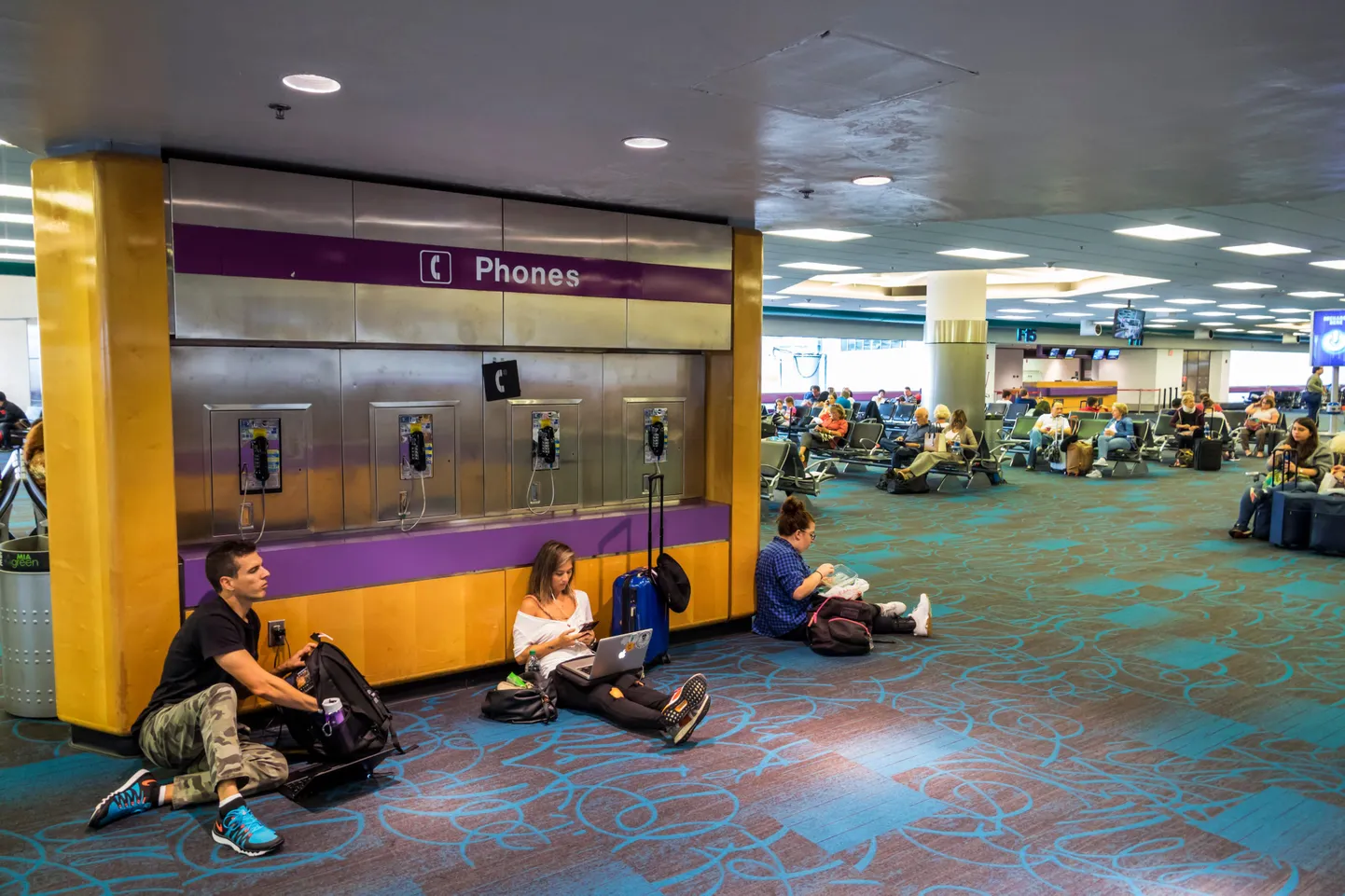 Reisijad puhkavad Miami lennujaamas vaipkattel