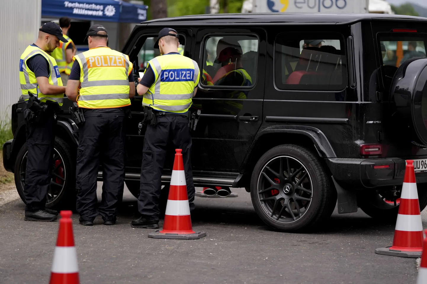 Saksa politsei kontrollimas dokumente. Pilt on illustreeriv