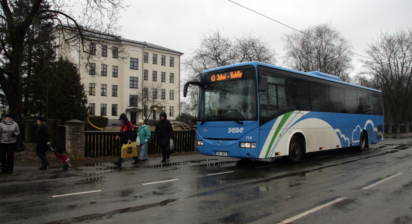 Kohtla-Nõmme buss, mis Jõhvist alates igas peatuses sõitjaid peale võtab, on maakonnaliinidest enim koormatud; ajutine liin nr 44 aitab olukorda veidi leevendada.