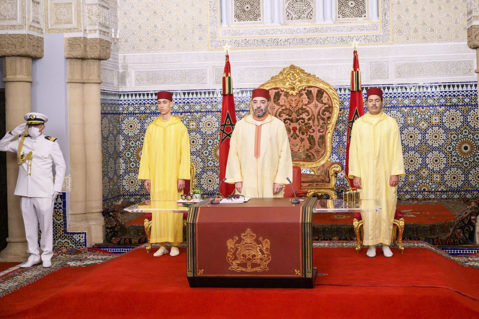 Maroko kuningas Mohammed VI pidas 20. augustil kõne kuninga ja rahva revolutsiooni 69. aastapäeva tähistamise pidustustel. Tema kõrval on vend prints Moulay Rachid (paremal) ja poeg kroonprints Moulay Hassan (vasakul).