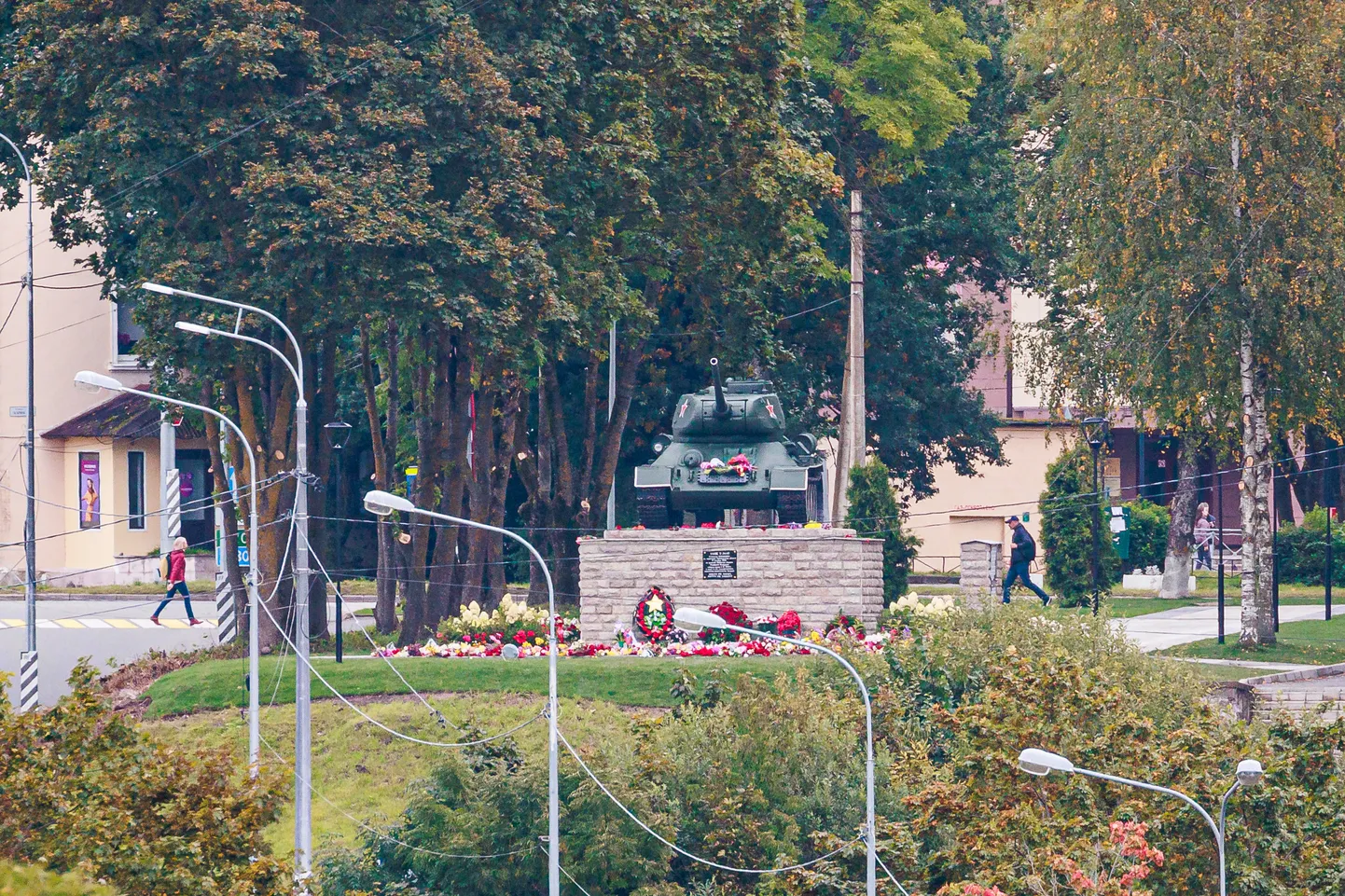К границе в Ивангороде в 2022 году привезли танк-памятник, напоминающий западным соседям о российской военной агрессии.