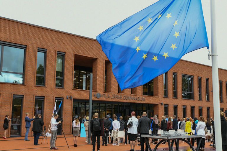 Euroopa Komisjoni Eesti esindus alustas Euroopa Liidu lipu sünnipäevakampaaniat Kohtla-Järvel riigigümnaasiumi ette lipumasti püstitamisega.