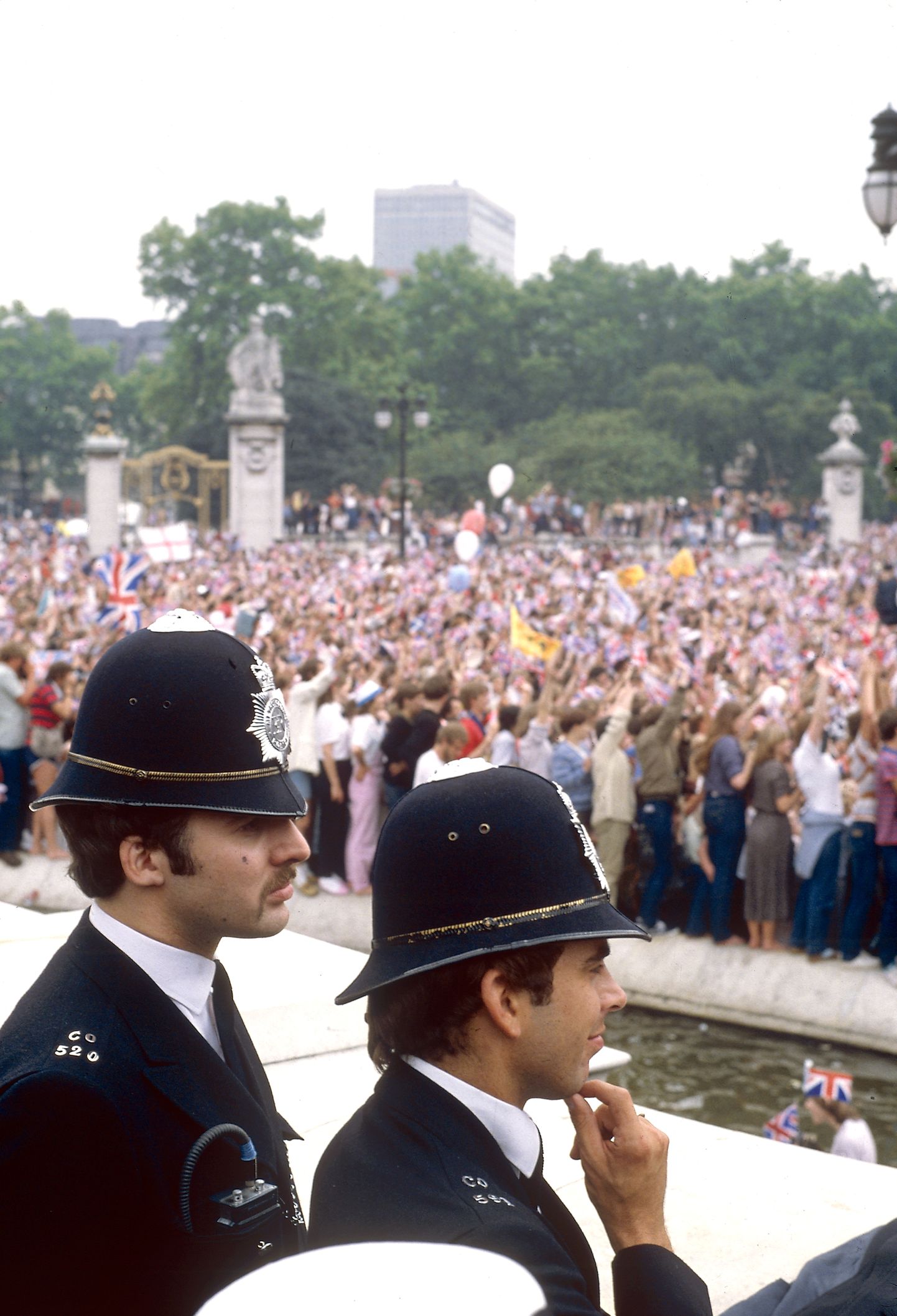 Londoni politseinikud 1981. aastal. Pildil kujutatud ametnikud pole loos kirjeldatud juhtumiga seotud.