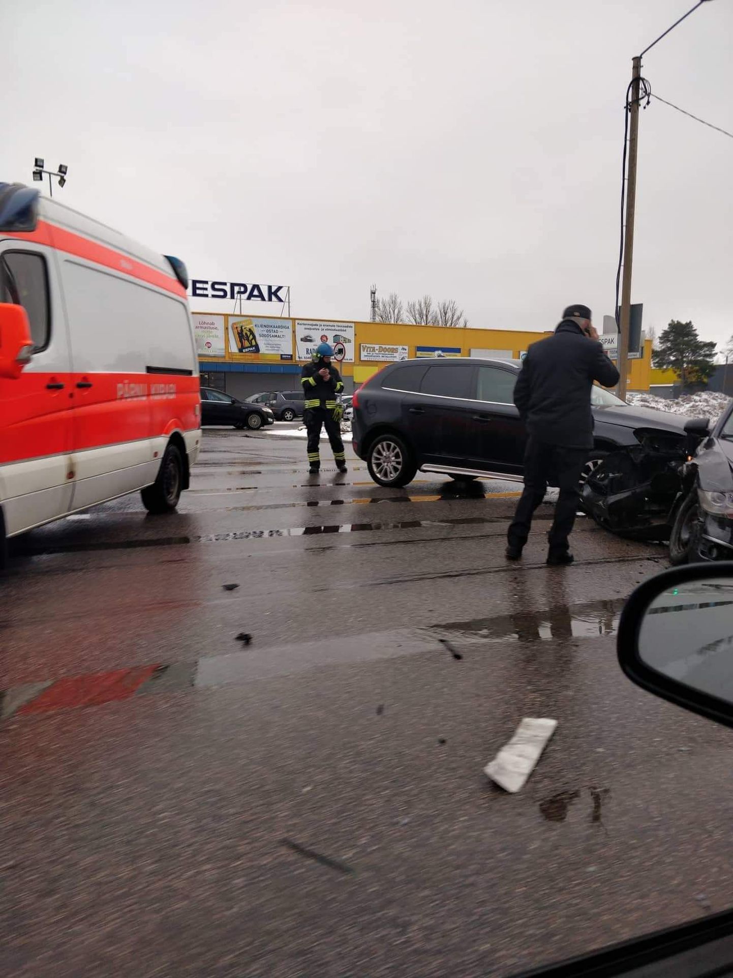 Pärnus Papiniidu tänaval põrkas kokku kaks sõiduautot.