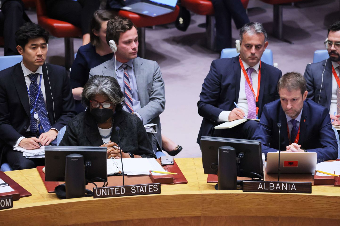 USA suursaadik ÜROs Linda Thomas-Greenfield ja Albaania alaline esindaja Ferit Hoxha ÜRO Julgeolekunõukogus kuulamas Ukraina presidendi Volodõmõr Zelenskõi videopöördumist.