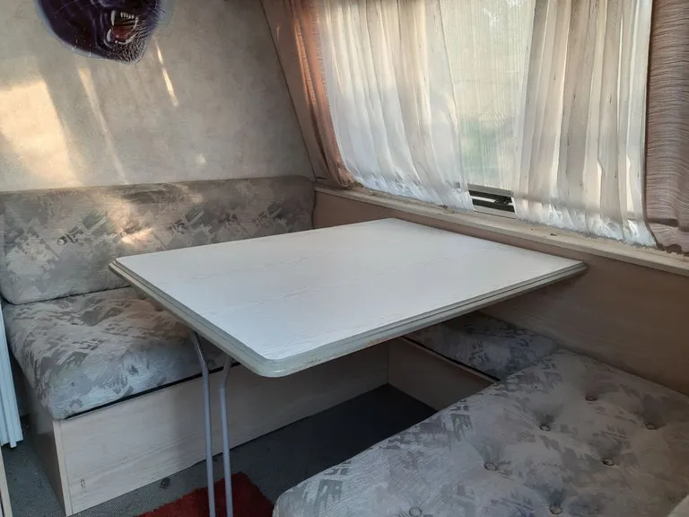 Haagissuvila Caravelair A3700.