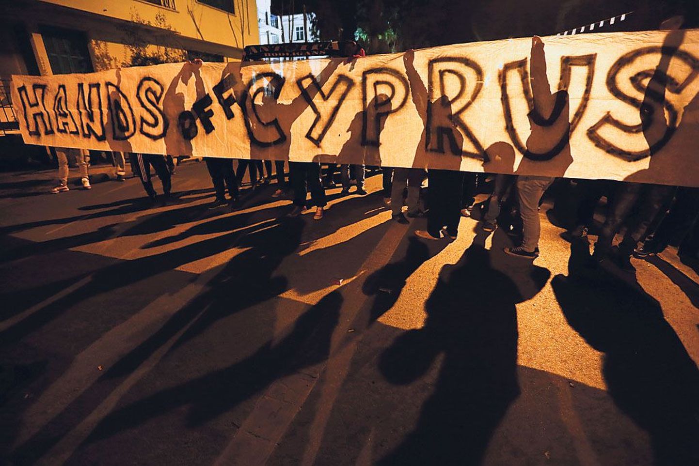 Demonstrandid nõudsid Nikosias ”Käed eemale Küprosest!“ Kohalike arvates on nende hädades süüdi teised.
