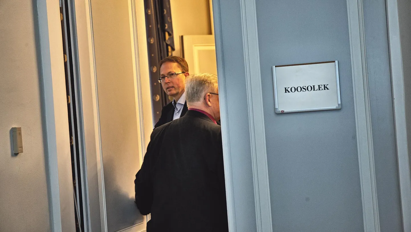 Viimane sisuline koosolek kliinikumi juhtimiskriisi asjus peeti kliinikumi asutajate kutsel 24. jaanuaril ülikooli senati saalis. Teiste seas osales sellel spordimeditsiini ja taastusravi kliiniku direktor Rein Kuik (näoga), kes eile ühena 19st protestipöördumisele allkirja andis.