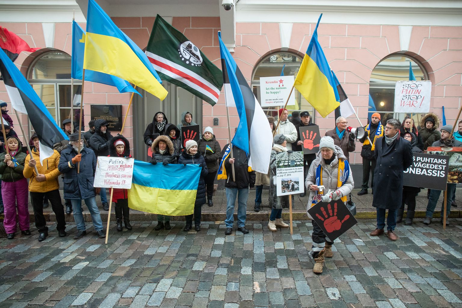 Venemaa saatkonna ees Tallinnas avaldati meelt Ukraina toetuseks.