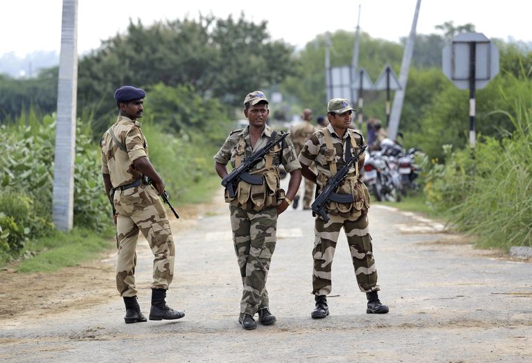 Sõdurid valvamas New Delhist 80 kilomeetri kaugusel asuva Rohtaki vangla juures, kus kannab karistust tuntud guru Gurmeet Ram Rahim Singh
