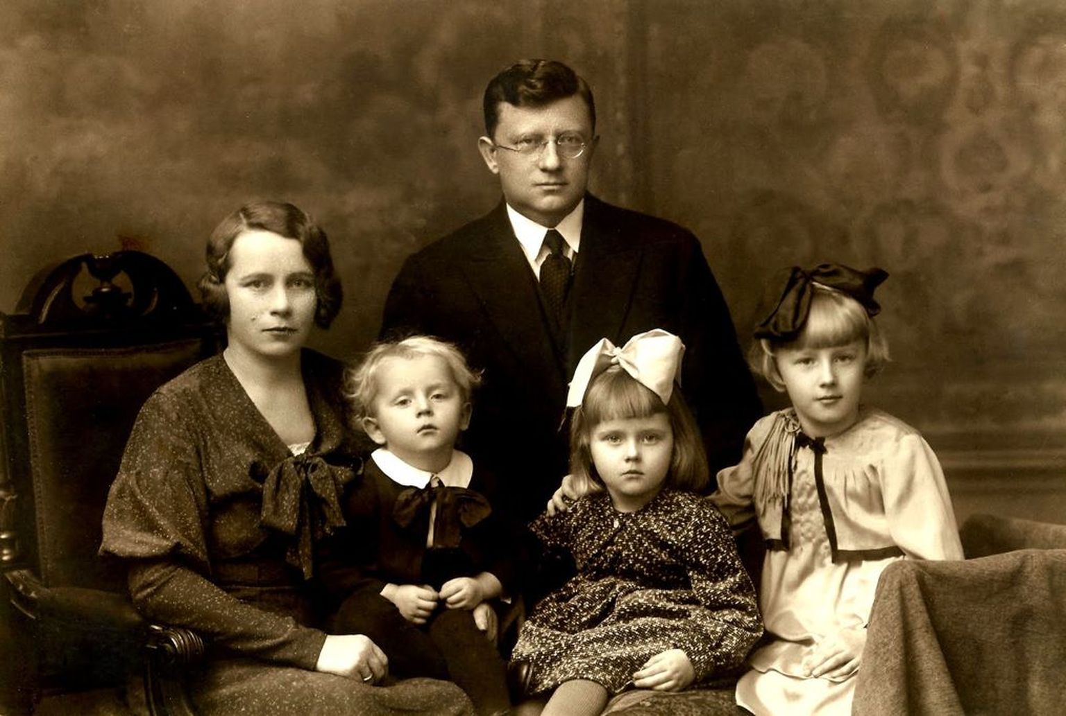 Karl Soonpää/Soonbergi perepilt 1930. aastate algupoolelt: vasakul Antonie Soonpää, tema kõrval poeg Henn, Karl Soonpää, noorem tütar Helvi Maie ja vanem tütar Heljo Laine.