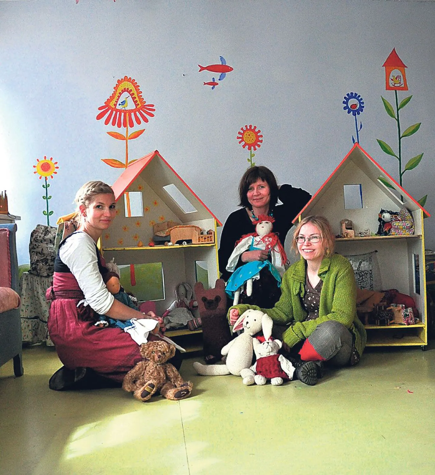Maarja-Magdaleena gildis saab vaheajal meisterdada ja muinasjutte kuulata. Pildil Julia Toots, Kristel Peetersoo ja Jaanika Kesküla nukukojast.